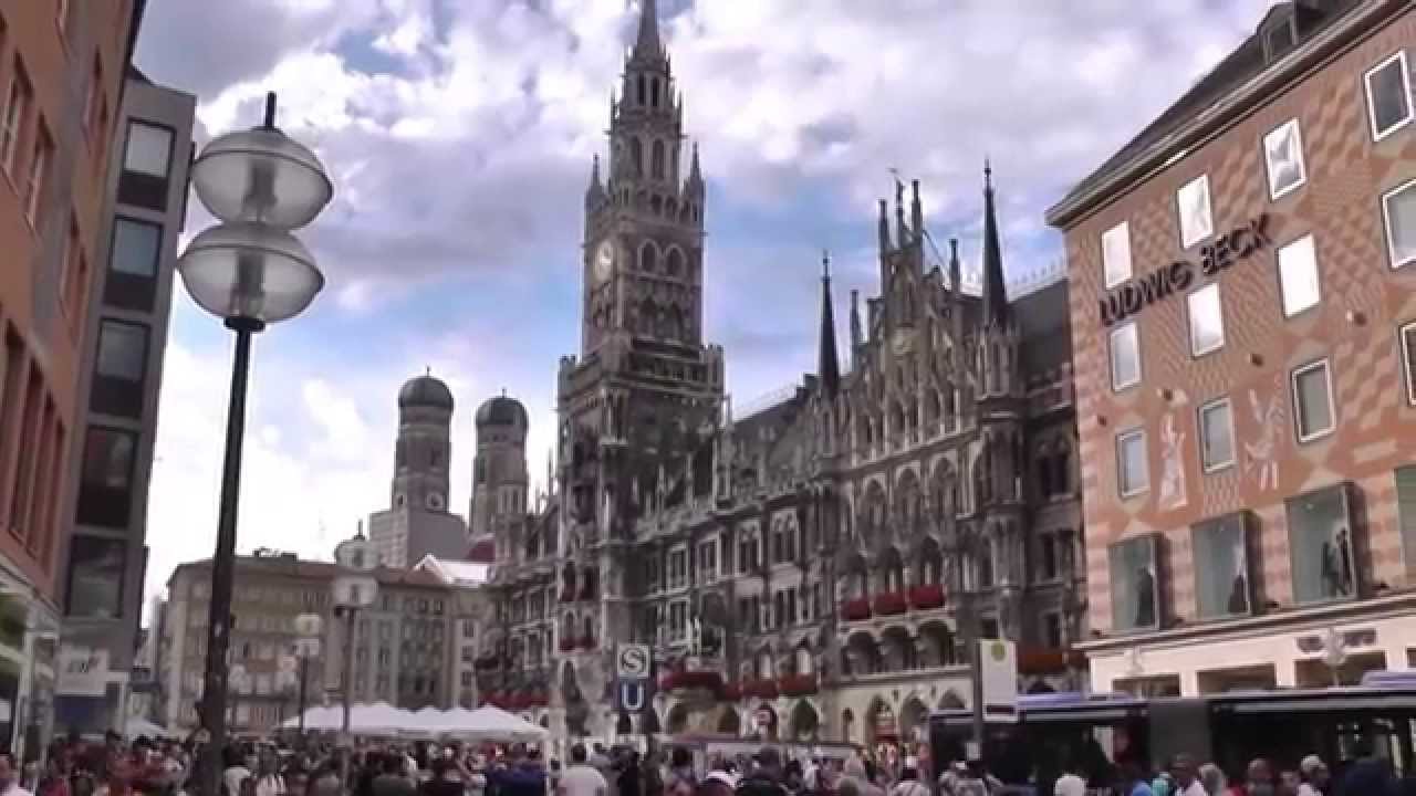Kaufingerstrasse & Neuhauserstrasse, pedestrian zone in Munich, Bavaria ...
