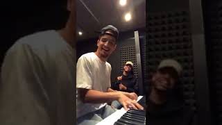 Video thumbnail of "Lloro,canto, y tiemblo cover 2 guys"