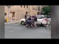 車に押し込む「誘拐さながら」の逮捕劇　NY市警に非難噴出