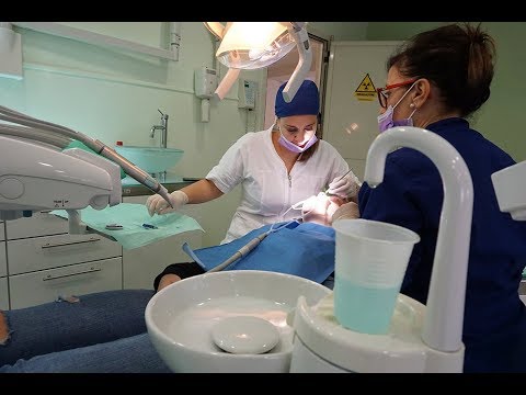Video: Adamari López Indossa Apparecchi Ortodontici