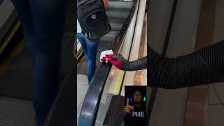 Limpando A Escada Rolante