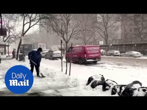 New Yorkers Wake Up To Snowy Commute