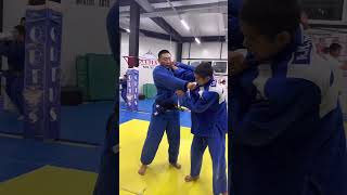 Judo Seoi-Otoshi - бросок через спину с колен, со срывом верхнего левостороннего захвата.