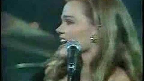 Belinda Carlisle - Heaven Is A Place On Earth (Live '87)