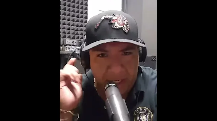 Ernesto Marin agarrando cura