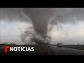 Estos videos muestran los impresionantes tornados que están azotando al Centro | Noticias Telemundo