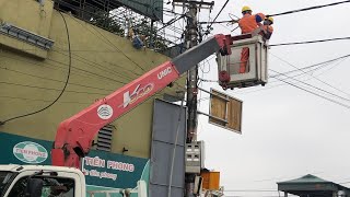 Crane Lifting 2 People Up for Electrical Repair by Cat Excavator Vlog 63 views 2 years ago 5 minutes, 6 seconds