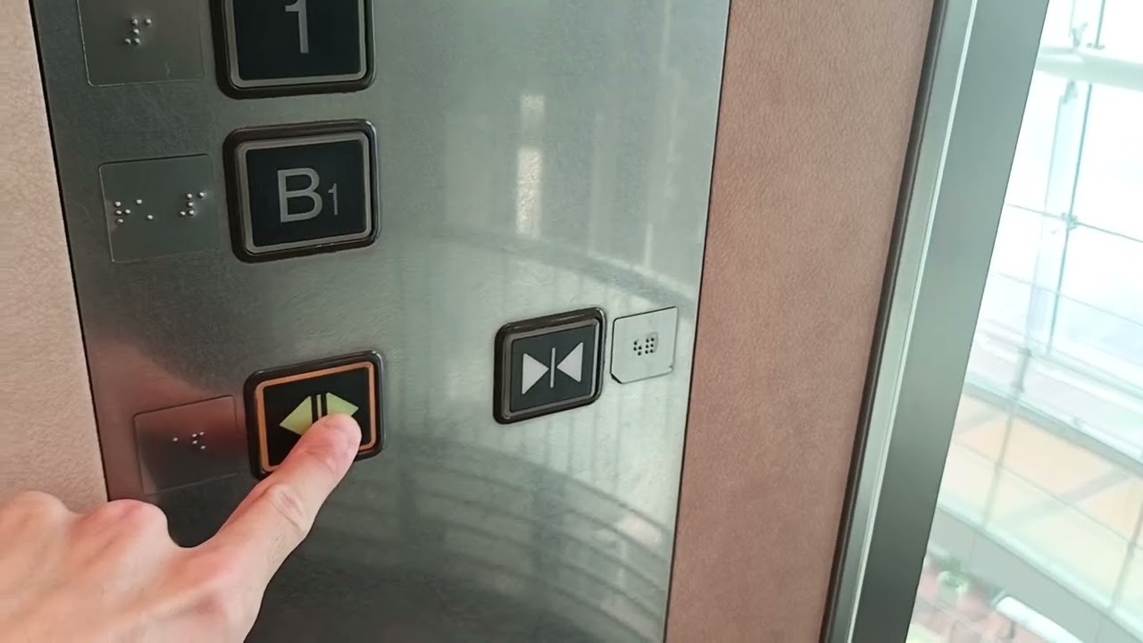 羽田空港　第2ターミナルのエレベーター（日立製）