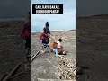 cari kayubakar dipinggir pantai banyak tu