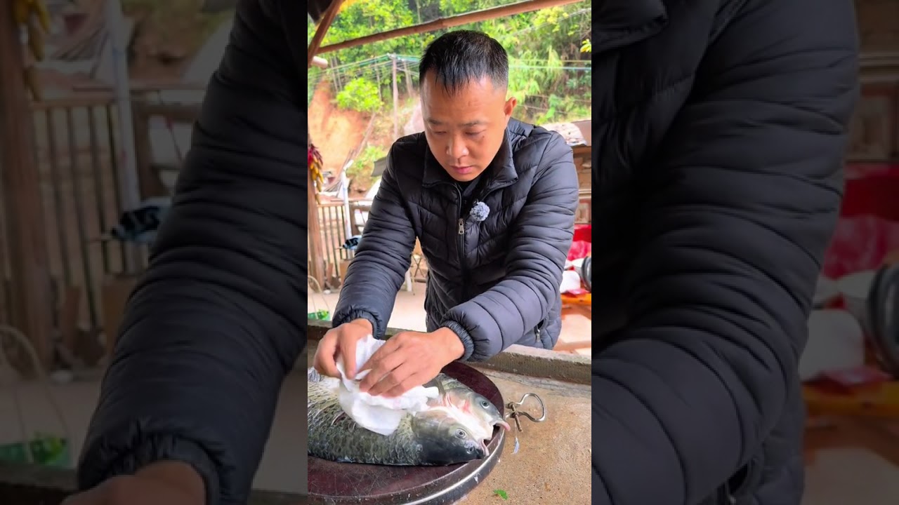 廣西特色烤魚，外焦裡嫩超美味，麻辣鮮香直接「封神」 #村裡過年的快樂誰懂 #家鄉年俗大賞 #我帶家鄉上村晚 #年味都藏在了美味裡 #新農人