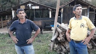 Irmãos Trabalham Juntos Na Roça