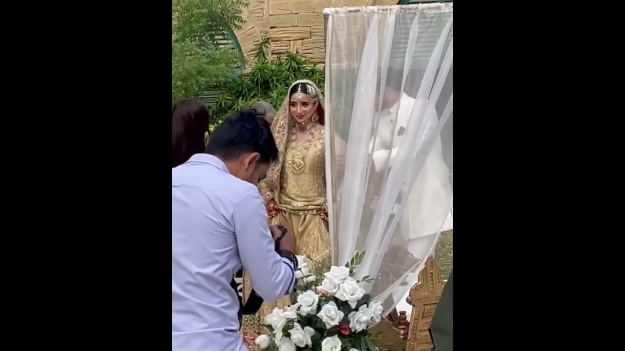 #SaboorAly crying at her wedding. so cute and emotional video #AliAnsari😥 #saboorali