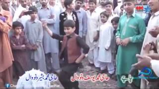 Kameez Teri Kaali amazing Boy Dance Front Of Attaullah khan HD Resimi