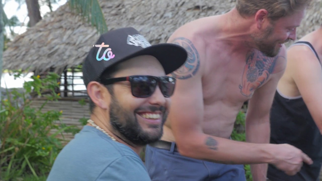 在 YouTube 上观看 Fortunate Youth - Vibes (Official Music Video)