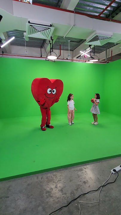 Milana & Olivia are starring in Mr. Kind’s brand-new Sharing music video! 🎬