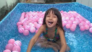 Brincando Na Piscina Com A Água E Bolinhas