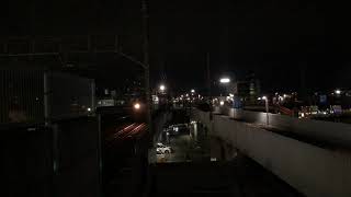 【埼玉県　新座市　野火止5丁目】【JR東日本/JR貨物　武蔵野線】【新座駅　1番線】EF66(サメ)+コキ20両（新座貨物 始発）通過