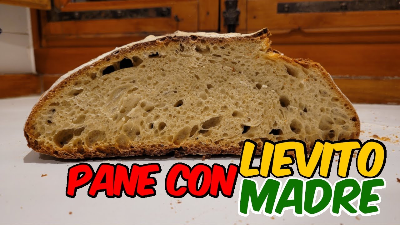 Pane fatto in casa con lievito madre, impastato a mano con farina tipo uno