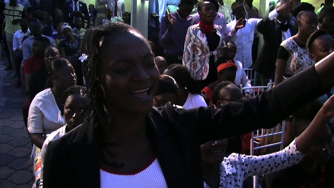 Le Frere Tintini Sidi chante la chanson Que Rendrai Je A L'eternel dans le Concert de Maranatha