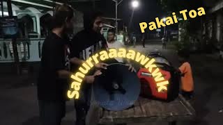 Bangunin Sahur Pakai toa. Kecilin speaker dulu ya . Jangan Pakai headset