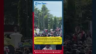 ❗️🔴Demo Pati mulai Ricuh, Demonstran Paksa Masuk Kantor Bupati Pati Sambil Melempar | Diadang Brimob