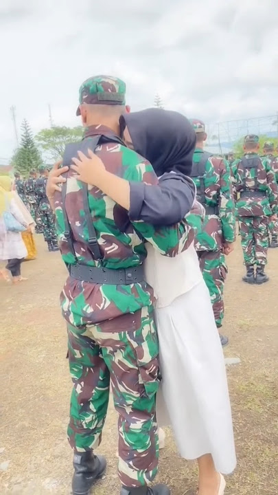 momen haru ketika pacar prajurit TNI peluk cowok nya sambil menangis haru ‼️ #tni #pacar #momenharu
