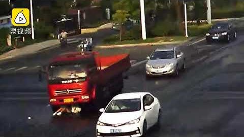 thiếu nữ đi xe đạp điện bị cuốn vào gầm ô tô