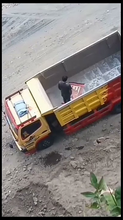 Sopir Truk Sholat di Bak Truk - #Shorts Video