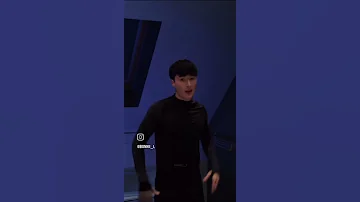 بمجرد وصولي يبدا الجميع بالنضر 
