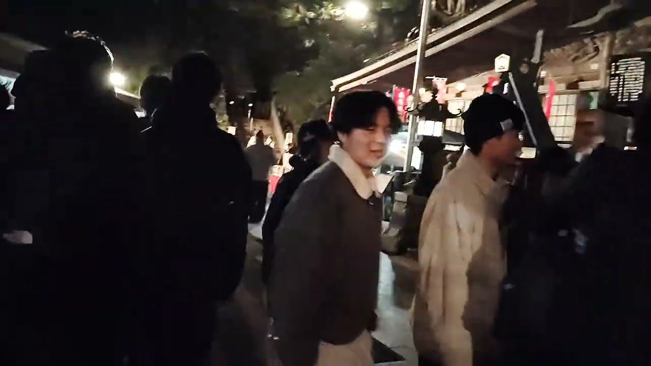 1月1日、愛する、渋谷区立笹塚中学校に送る、笹塚が好き、笹中も好き、薬王院本堂も沢山の参拝者で賑わいを見せる。更に石段を上がり、神社本殿がある