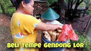 Suasana pagi hari di kampung pas musim hujan / beli tempe gendong khas desaku