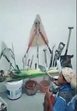 TUKANG BANGUNAN JADI DALANG GUNAKAN WAYANG DARI PEKAKASNYA BIKIN KETAWA (BERITA VIRAL)