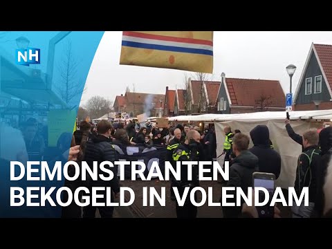 Demonstranten bekogeld met eieren en oliebollen