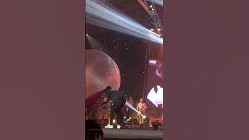 Detik-detik Kepala Denny Caknan Kejedot Balon Saat Nyanyi Wirang Di Surabaya Juli 2024 #shorts