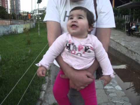 ელენიკო ვიღაცას ეჩხუბება