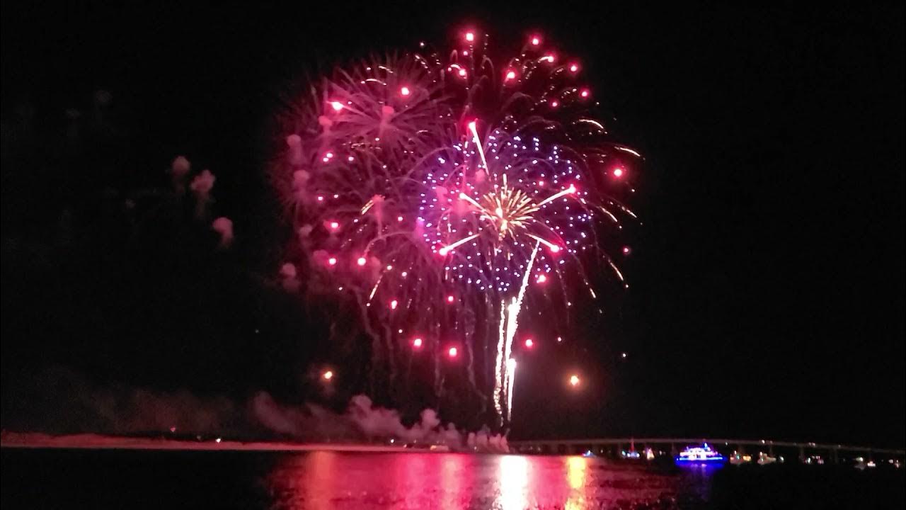 Fireworks during the Destin Christmas Boat Parade! YouTube