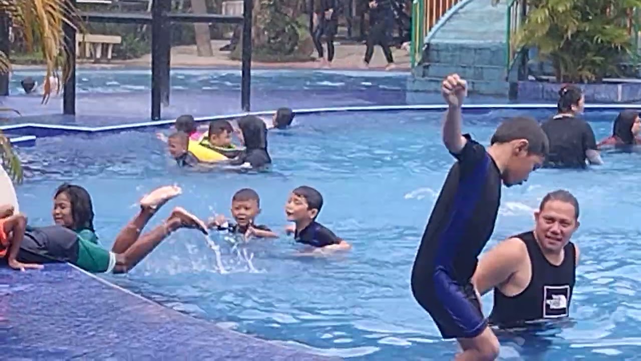 Lompat di Kolam Renang Putri Duyung Waterpark Depok, Abdul Mughniy dan Teman