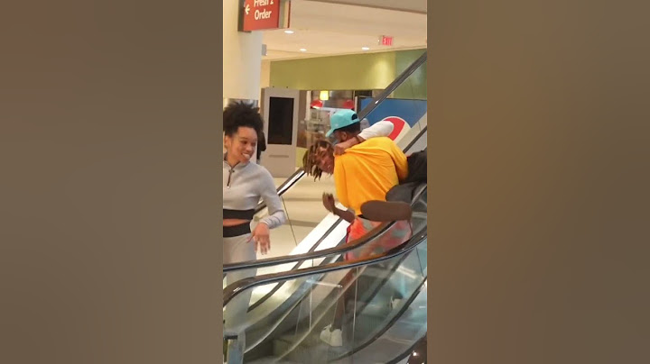 ESCALATOR PRANK GONE WRONG *he punched me *😱👀 #escalator #atl #prank #fight  #prankgonewrong