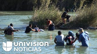 Inmigrantes arriesgan sus vidas cruzando el Río Bravo en el sector de Piedras Negras