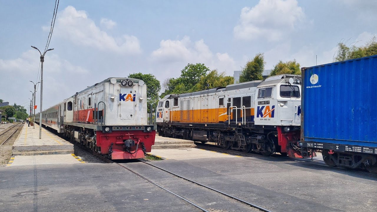 PERLINTASAN KERETA INI DIJAGA EXTRA PETUGAS KARENA RAWAN DITEROBOS PENGENDARA !