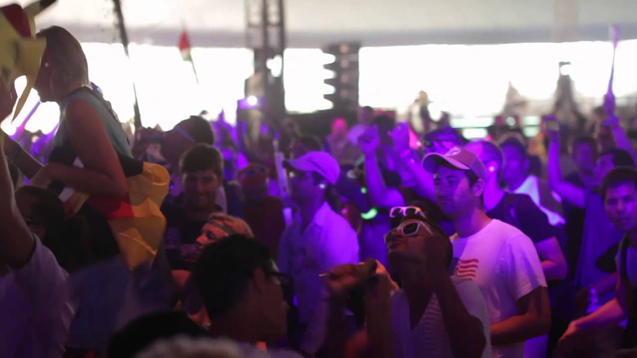 TomorrowWorld 2013 - Yves V vs Regi