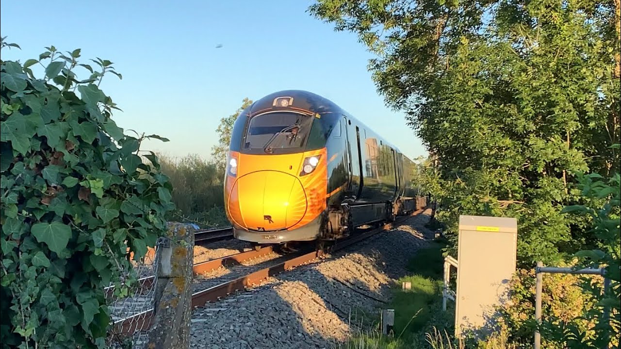 Class 800321 (face mask livery) passing bridgwater level crossing ...