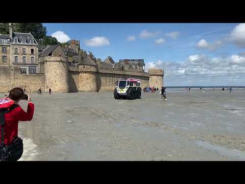 Le nouveau véhicule amphibie des pompiers dans la baie du Mont-Saint-Michel