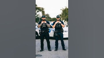 When a policeman smiles, it makes peoplefeel safe 😊 #photography #streetphotography #shorts #italy