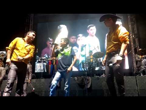 Saul Navarro cantando con La Arrolladora Banda Limón
