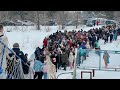 На теплоходе по замерзшей реке — сотни людей переправляются за Волгу в январе.