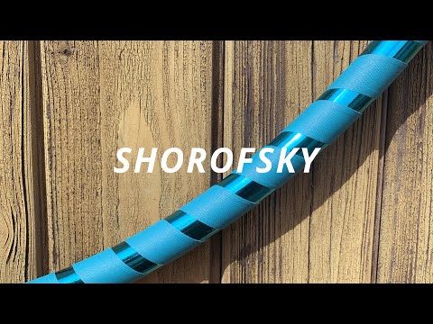 Dieses Video zeigt unser Hula Hoop Modell &quot;Shorofsky&quot; als Nahaufnahme in Bewegung bei Sonnenlicht. Tapes: Metallic Mirror Aquamarine / 24 mm teal gripDieser ...