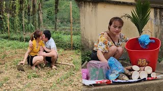 The landowner helps  sells bamboo shoots  guests come to visit  Lý Thị Hương