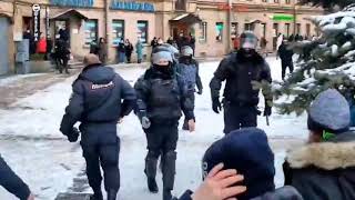 Полиция загоняет патрон в пистолет на протесте 31.01.21г. в Санкт-Петербурге в поддержку Навального