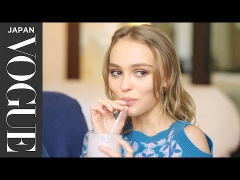 リリー・ローズ・デップのバッグの中身。家族を一人持ち運ぶなら誰？｜In The Bag | VOGUE JAPAN